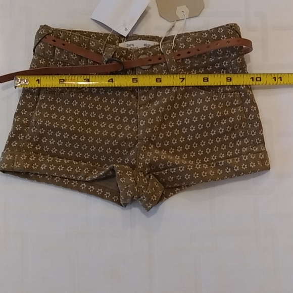 Zara Olive Green Belted Shorts with White Flowers - Picture 3 of 10